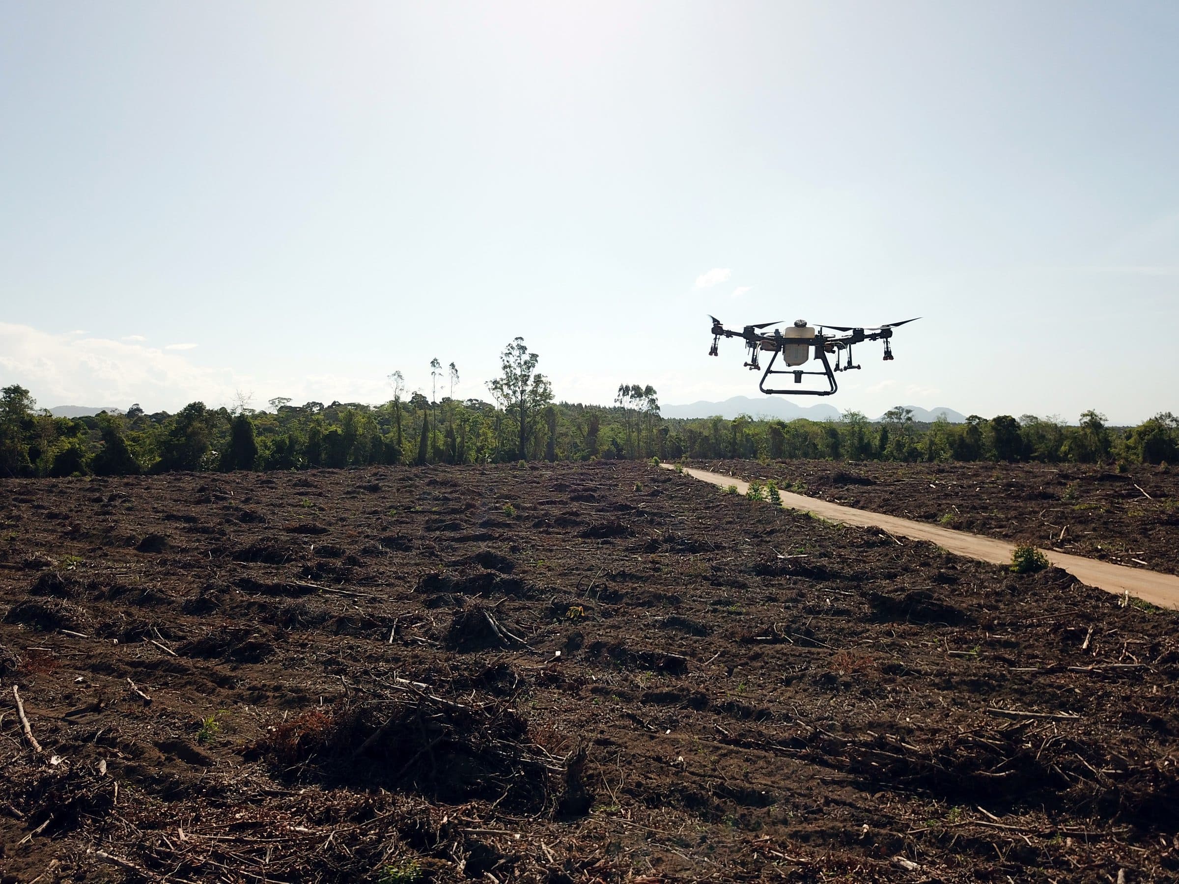 Dron de pulverización de Emflora en vuelo sobre un área en preparación