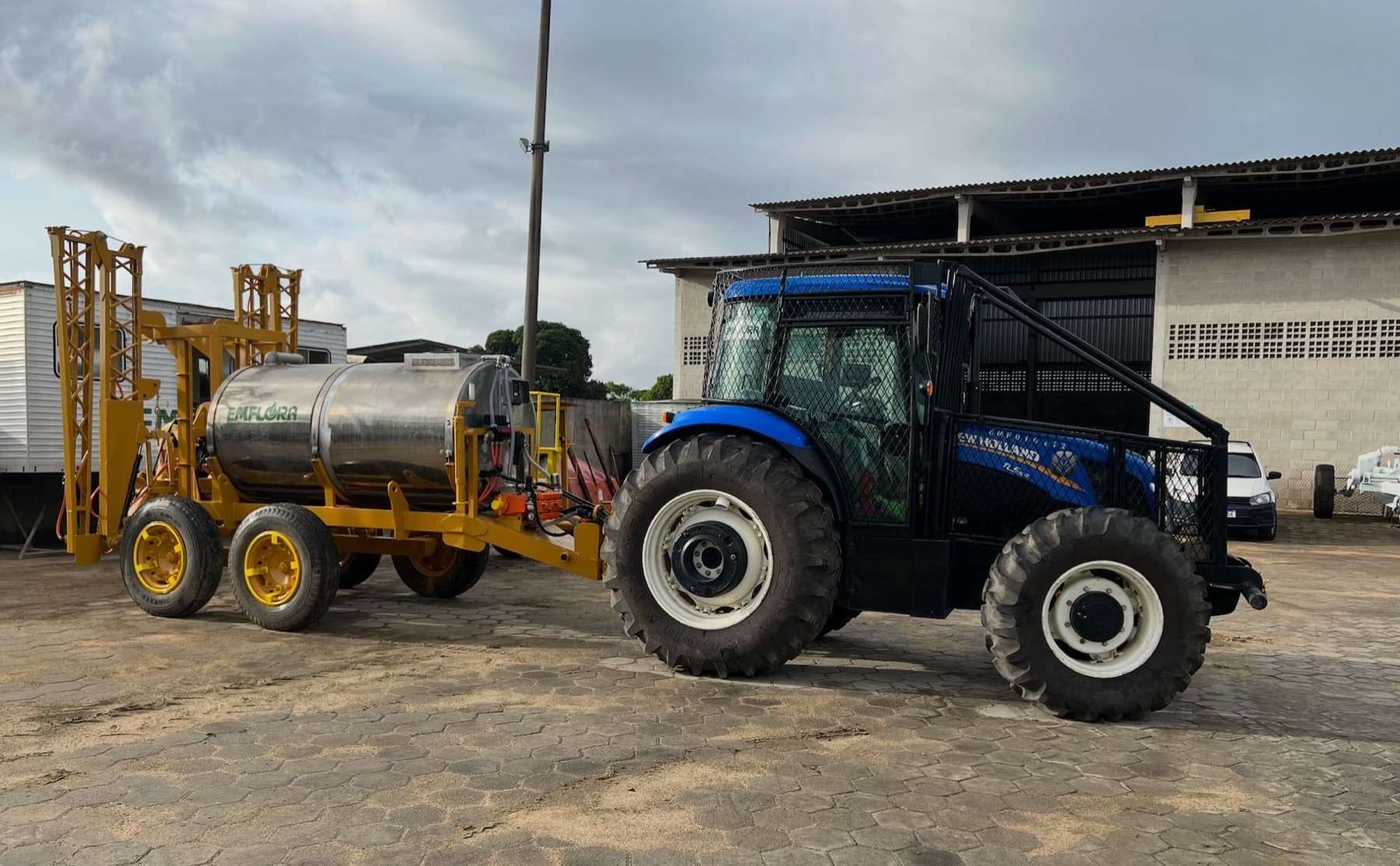 Tractor de Emflora remolcando un implemento de riego fabricado internamente