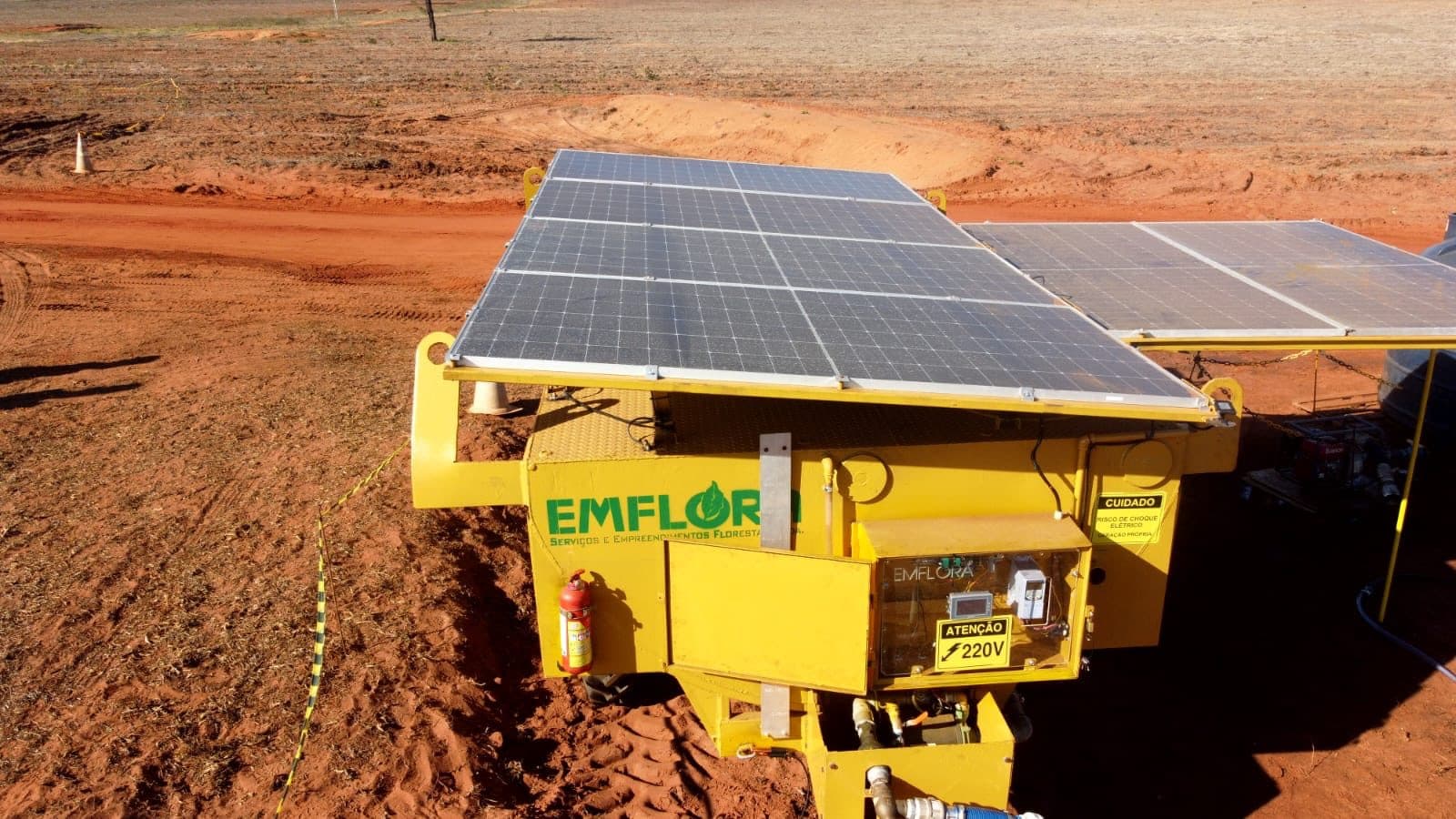 Vivero de espera autónomo de Emflora: remolque con paneles solares, tablero eléctrico y bomba de riego en campo
