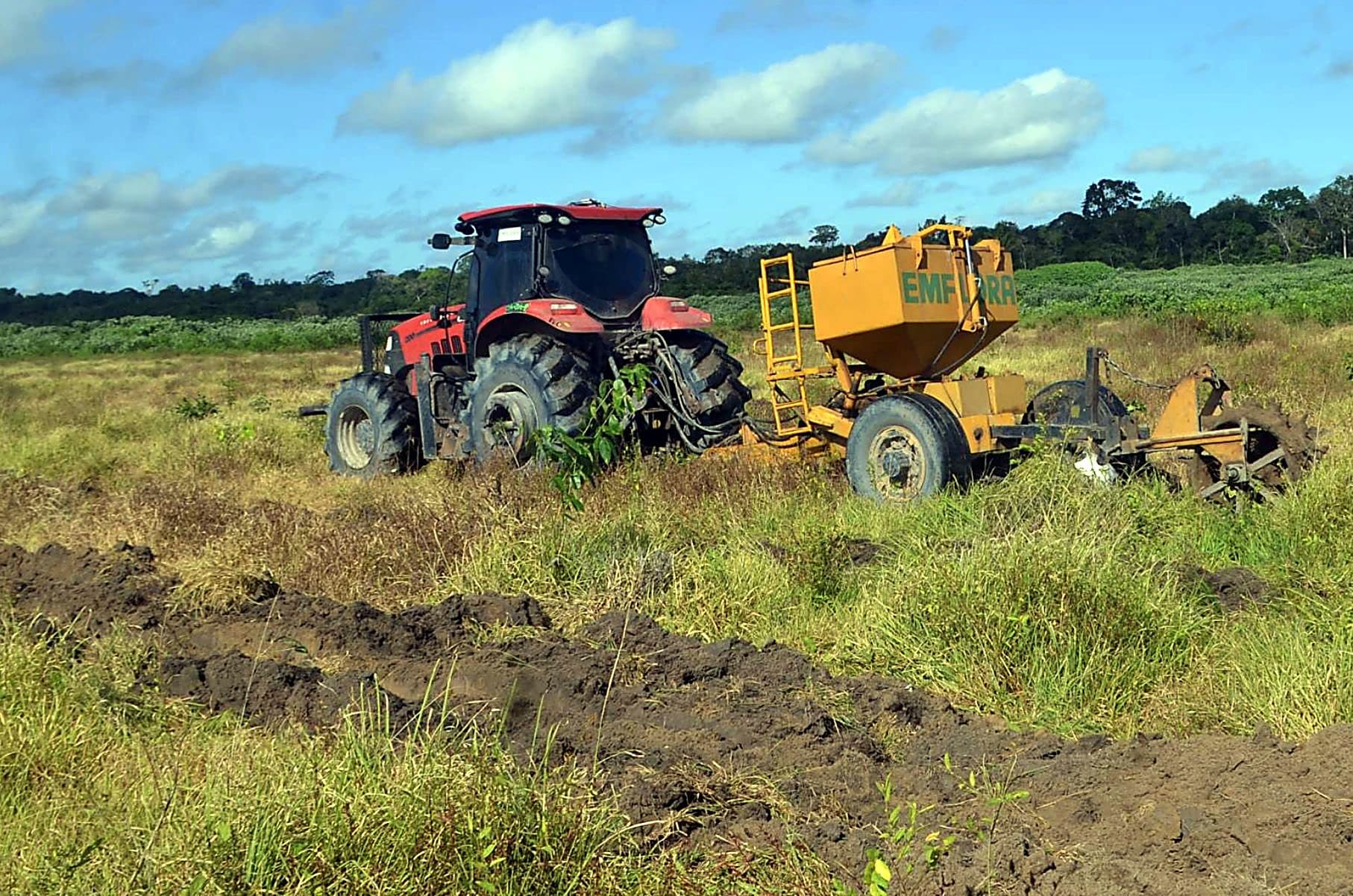 Emflora tractor performing fertilization